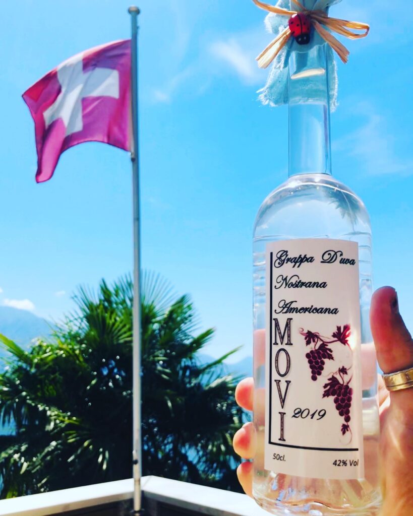 Bottiglia di grappa e bandiera Svizzera